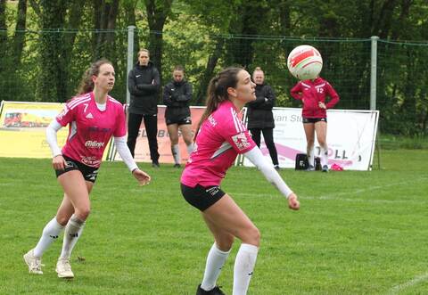 Spielen bei der Klub-WM mit dem TSV Dennach um den Titel: Maya Mehle (rechts) und Pia Neuefeind.