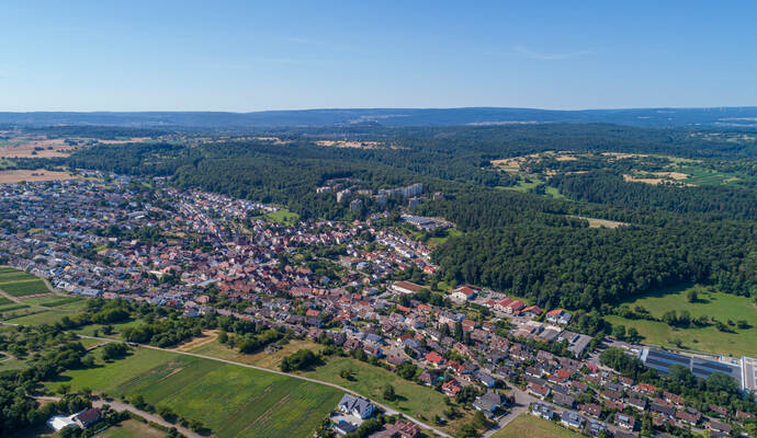 Die Enzkreis-Gemeinde Eisingen von oben. Luftbild Eisingen