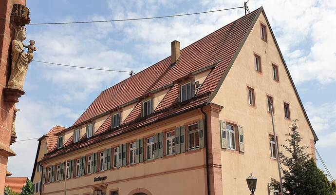 Das Tiefenbronner Rathaus. Das Tiefenbronner Rathaus.