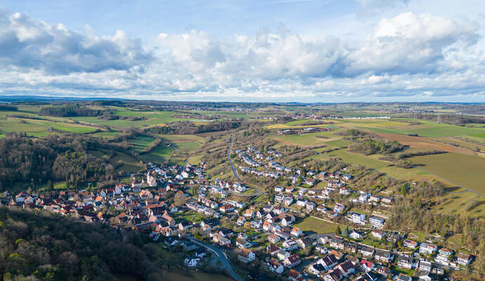 Iptingen von oben - ein Teil der Gemeinde Wiernsheim. Iptingen Luftbild