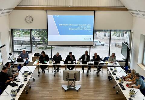 Dieses Bild zeigt den vorherigen Karlsbader Gemeinderat bei der Sitzung im Mai.