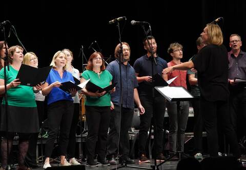 Der Lehrerchor hat unter der Leitung von Lena Kunzmann beim „Special Concert“ unter anderem an die Beatles und an Supertramp erinnert.