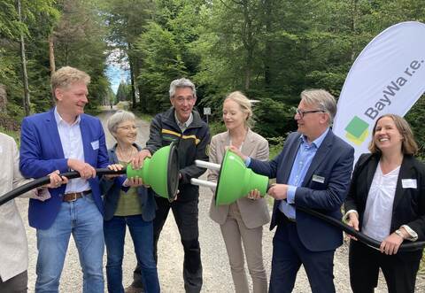 Schließen die beiden Windräder symbolisch ans Netz an: Der Erste Landesbeamte des Kreis Calw Frank Wiehe (von links), Landtagsabegordnete Stefanie Seemann (Grüne), Michael Thies (ForstBW), Landesumweltministerin Thekla Walker (Grüne), BayWa r.e.-Geschäftsführer Andreas Hornig und die Erste Landesbeamtin des Enzkreises, Hilde Neidhardt.