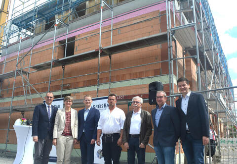 Beim Richtfest der KreisBau Enz-Neckar freuen sich Oberbürgermeister Frank Schneider (von links), die vbw-Vorstandsdirektorin Iris Beuerle, KreisBau-Vorstand Holger Schünhof, Zimmerermeister Sascha Albrecht, Architekt Hans Fauth, KreisBau-Vorstand Johannes Altmann und Bauleiter Sebastian Boger über das Neubauprojekt.