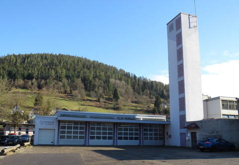 Die Tage der Zentralen Feuerwehrwerkstatt des Landkreises Calw in Calmbach sind gezählt. Sie wird in einen Neubau nach Oberhaugstett ziehen. Im Feuerwehrhaus Wildbad wird darum nun eine Atemschutzwerkstatt eingerichtet.