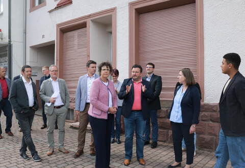 Birkenfelder Gemeinderäte, Amtsleiter und andere Verwaltungsvertreter umringen die Karlsruher Regierungspräsidentin Sylvia M. Felder (Mitte) , den Birkenfelder Bürgermeister Martin Steiner (rechts daneben) sowie die stellvertretende Landrätin Hilde Neidhardt (Zweite von rechts).