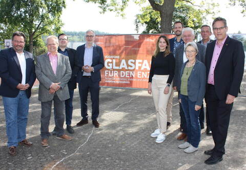 Über den erfolgreichen Glasfaser-Netzausbau im Enzkreis freuen sich der Birkenfelder Bürgermeister Martin Steiner (von links), sein Ötisheimer Amtskollege Werner Henle, Florian Enghofer, Geschäftsführer des Zweckverbands Breitbandversorgung,Rolf-Peter Scharfe, Leiter der Vodafone-Glasfaserkooperationen, Vodafone-Projektleiterin Lena Klemm, Landrat BastianRosenau, Zweckverbandsvorsitzender Jörg-Michael Teply, die Grünen-Landtagsabgeordnete Stefanie Seemann, SteffenRingwald von Netze BW und der FDP-Landtagsabgeordnete Erik Schweickert.