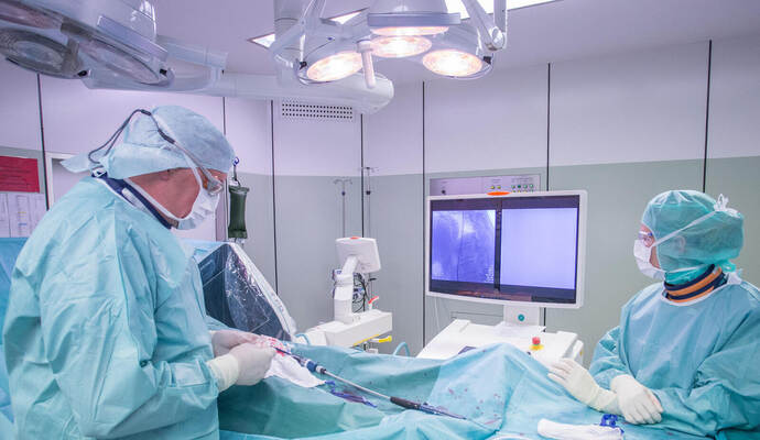 Die OP-Planung im Siloah St. Trudpert Klinikum sieht eine nahezu durchgängige Belegung aller Operationssäle von 8 bis 16 Uhr vor. Müssen überdurchschnittlich viele Notfälle versorgt werden, entscheidet das Krankenhaus täglich neu, ob und wie das OP-Programm angepasst werden muss.