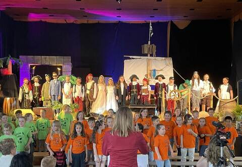 Übers weite blaue Meer segelten die Piraten der Friedrich-Silcher-Schule bei ihrem Musical in der Sixthalle.