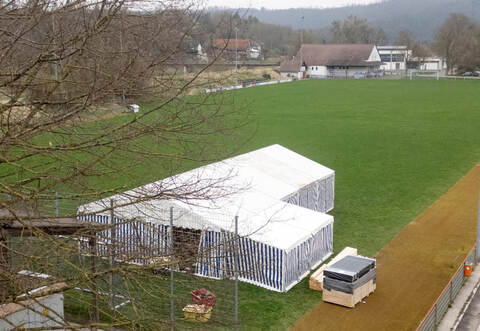 Provisorisch stand auf dem Mühlhäuser Sportplatz ein Zelt wegen der vorübergehenden Schließung der Enztalhalle. Da hier bald wieder der Ball rollt, sollen Umkleide- und Duschmöglichkeiten in Containern geschaffen werden.