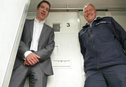 Engagiert für die Transportzentrale: Der Leiter der JVA Heimsheim Frank Jansen Anzug) und der Leiter der Transportzentrale Karl-Heinz König.