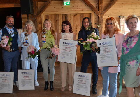 Die Geehrten als ausbildungsstarker Betrieb (von links): Enzo Scarpello (Medusa), Regina Happel-Reiling (Beauty-Park Happel-Reiling), Rosella Krause und Maria Forte  (Liwell), Eugenio Zicca (Artista für Haare), Popi Pathena Kalaitzidou (Salon Barbers) sowie Nelli Butsch (Obermeisterin der Friseurinnung Pforzheim).