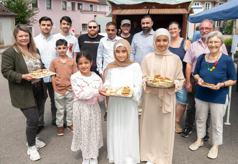 Interkulturelle Begegnungen sind Antonia Walch, Montaha Halaf, Nahla Alaboud, Tabarak Halaf, Stefanie Seemann (vorne von links) und den Friedensfest-Aktiven wichtig.