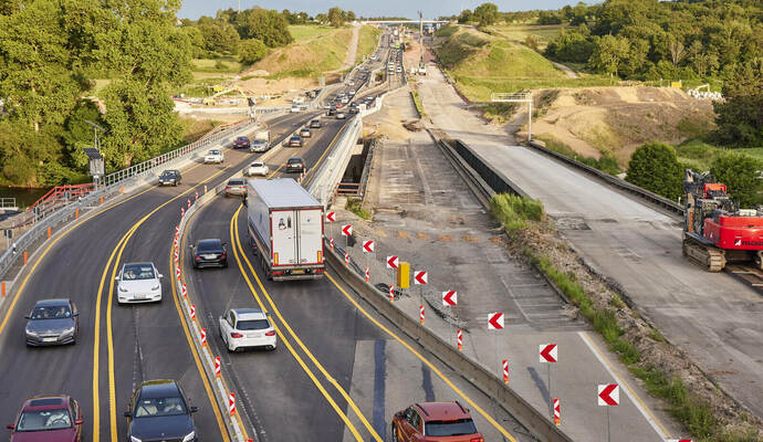 Bisher kann nur ein Teil der Brücke befahren werden. Ausbau der Autobahn A8. Der Verkehr fließt in beide Fahrtrichtungen auf dem bereits fertiggestellten Teil der neuen Enzbrücke.
