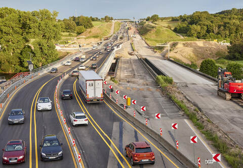 Ausbau der Autobahn A8. Der Verkehr fließt in beide Fahrtrichtungen auf dem bereits fertiggestellten Teil der neuen Enzbrücke.