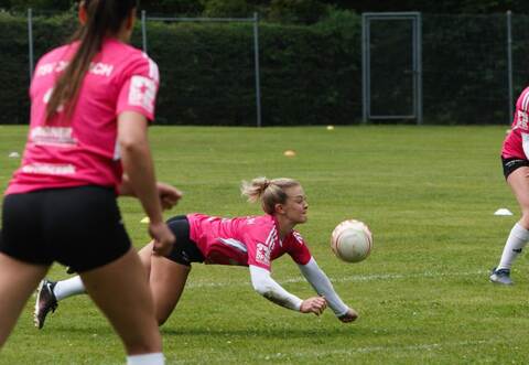 Gekonnte Flugeinlage: Denise Zeiher von den Dennacher „Pink Ladies“ (Mitte) weiß, wie erfolgreiche Abwehrarbeit funktioniert.