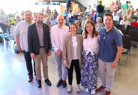 Rund 200 Teilnehmer versammelten sich bei der Süddeutschen Israelkonferenz am Samstag in Remchingen. Von links: der Arbeitskreis-Vorsitzender Holger Totzeck mit den Referenten Wanja Karchevskyy, Daniel Geppert und Jael Kalisher sowie den Musikern Susan und Dustin Pratt.