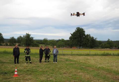 Rainer Zillinger (links) und Matthias Leyn (rechts) schauen gespannt zu, wie Steuermann Philipp Wüst (zweiter von links) die Drohne sicher durch den Luftraum bewegt.