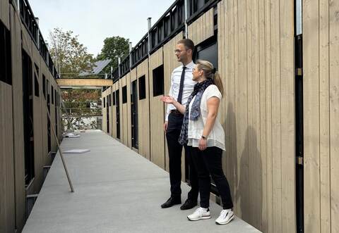 Langfristig nutzbar und dennoch flexibel: Miriam Mayer, Leiter des Amts für Technische Dienste des Enzkreises, führt Dezernent Holger Nickel durch die neue Wohnanlage für Geflüchtete in Knittlingen. Nickel/Enzkreis