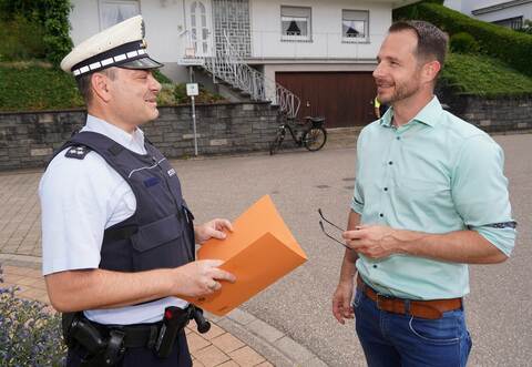 Der stellvertretende Revierleiter Frank Weber und Bürgermeister Thomas Maag tauschen sich vor Ort über die ersten Ergebnisse der Polizei-Kontrollen aus. Roller