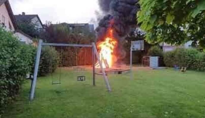 Wegen eines brennenden Spielgeräts war am Freitagabend die Feuerwehr in Remchingen im Einsatz.