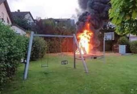 Wegen eines brennenden Spielgeräts war am Freitagabend die Feuerwehr in Remchingen im Einsatz.