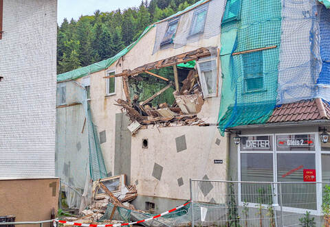 Weite Teile der Hauswand sind am Samstag an einem Gebäude in Neuenbürg herausgebrochen.