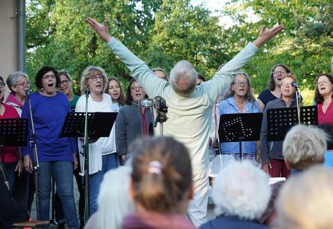 Wenn Frank Förschler den Chor „Komet“ dirigiert, dann gibt er alles. Das Publikum dankt es ihm und den Sängern mit tosendem Beifall. Roller