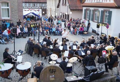 Als das große Blasorchester des Steiner Musikvereins unter der Leitung von Jounggil Kim auftritt, beginnt auf dem Marktplatz langsam die Dämmerung.