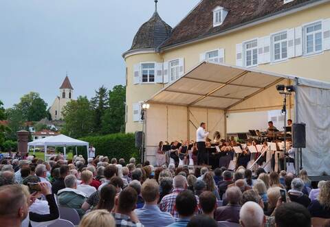 Unter der Leitung von Sascha Widmann hat das große Blasorchester des Königsbacher Musikvereins auf dem Gelände des Königsbacher Schlosses das Publikum begeistert.Roller