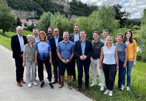 Klaus Mack, Verbandsvorsitzender des Regionalverbandes Nordschwarzwald (Sechster von rechts), mit Projektbeteiligten und Sponsoren.