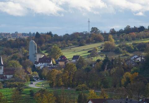 Wo jetzt am Ortsrand von Bilfingen oberhalb der katholischen Kirche noch Wiesen sind, soll künftig das Neubaugebiet „Bell“ entstehen.