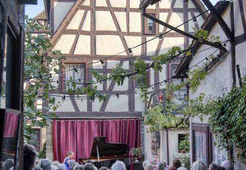 Außergewöhnlicher Musikgenuss im Innenhof des Bauernhauses.