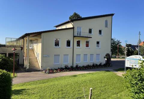 Über ein Fenster verschafften sich die bislang unbekannten Täter Zugang zum Dobler Kurhaus.