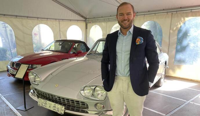 Ferdinand Eppli mit einem der Höhepunkte der Auktion – einem Ferrari 330 GT aus dem Jahr 1964.
