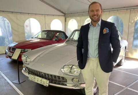 Ferdinand Eppli mit einem der Höhepunkte der Auktion – einem Ferrari 330 GT aus dem Jahr 1964.