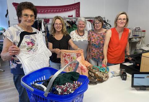 Erika Müller (von links), Angela Selinger, Marie-Luise Berger, Birgitta Castek und Petra Klisa arbeiten ehrenamtlich im Mühlacker Second-Hand-Laden Madita – und das teilweise bereits seit Jahrzehnten.