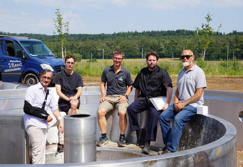 Ornamenta-Organisatoren, Handwerker und Künstler Thorben Gröbel (Zweiter von links) sind stolz auf die Upcycling-Installation.