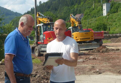 So viel Biotop war mal: Roland Schwabenland (links) und Rico Kaufmann haben den Plan dabei.