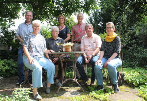 Tiefenbronns Bürgermeister Frank Spottek, Gartenbesitzerin Jeanette Schneid und ihr Ehemann, Corinna Benkel, Leiterin Landwirtschaftsamt Enzkreis, Enzkreis-Gartenbauberater Bernhard Reisch, Jürgen Metzger, Kreisverband Obst- und Gartenbauvereine Enzkreis/Pforzheim, und Karen Prem, Stadt Pforzheim (von links) .