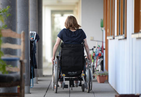 Rollstuhlfahrerin in Freiburg