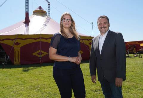 Rektorin Carola Liebe freut sich, dass die Gemeinde das Zirkusprojekt finanziert. Bürgermeister Heiko Faber wünscht der Aktion einen guten Verlauf.