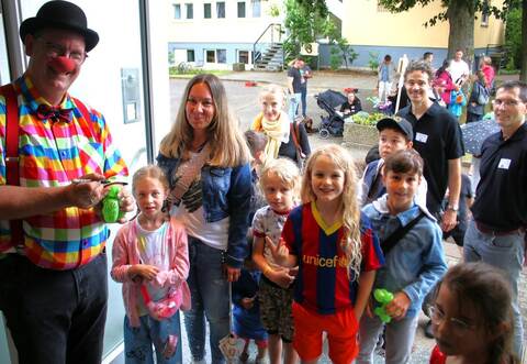Die offenen Türen des Sperlingshofs locken viele Besucher aus der Bevölkerung – hier mit Clown Benji Wiebe (links), dem Sperlingshofgeschäftsführer Raimund Schmidt (hinten von rechts) und Schulleiter Jan Schweiker.