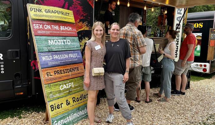 Cassandra Heiß von der Touristik Schömberg (links) und VeranstalterinAndrea Sanchez (rechts) freuen sich über den großen Erfolg der Veranstaltungim Kurpark der Glücksgemeinde.
