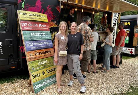 Cassandra Heiß von der Touristik Schömberg (links) und VeranstalterinAndrea Sanchez (rechts) freuen sich über den großen Erfolg der Veranstaltungim Kurpark der Glücksgemeinde.