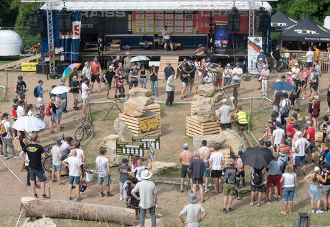 Die Parcours für die Deutsche Meisterschaft sind unterhalb des Schlossbergturms Sternenfels aufgebaut. Manche Besucherentdeckten die Sportart zum ersten Mal.