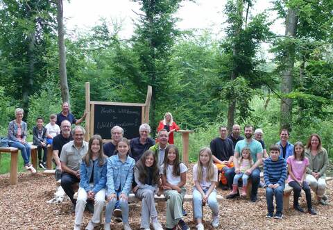 Die Kinder der Klasse 4a mit ihrer Klassenlehrerin Michaela Fuchs von der Friedrich-Weinbrenner-Schule Neulingen in Bauschlott sind nun die Ersten von 15 Klassen, die bei der offiziellen Übergabe durch Volksbank-Regionalmarktdirektorin Miriam Bajon an Bürgermeister Michael Schmidt und Rektor Martin Stutz das Waldklassenzimmer in Augenschein nehmen dürfen.
