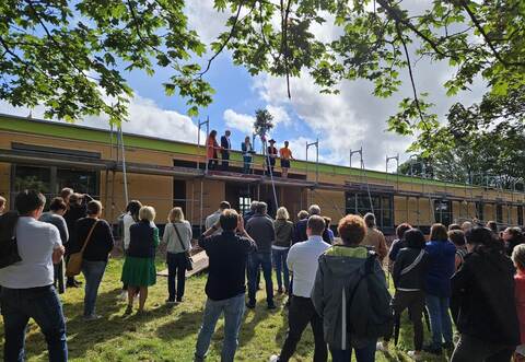 Großes Interesse beim Richtfest für das Kinderbildungszentrum in Steinegg amDonnerstag.