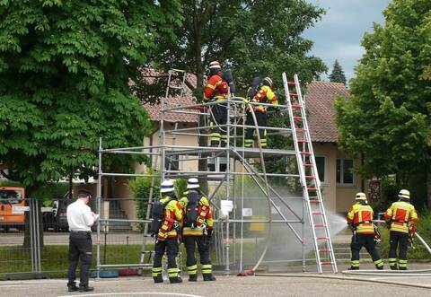 „Wasser marsch:“ Bei den durchgeführten Löschübungen wird die Rettung einer Person aus einer brennenden Wohnung unter Einsatz von Atemschutzgeräteträgern demonstriert.
