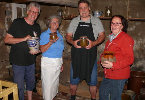 Um das Konservieren von Lebensmitteln geht es beim Museumsfest des Heimatvereins Nußbaum. Lothar Vollmar (von links), Vorsitzende Elvira Knothe, Wolfgang Hirsch und Claudia Martus-Ehrmann präsentieren hierzu die altbewährten Weckgläser und Tongefäße.